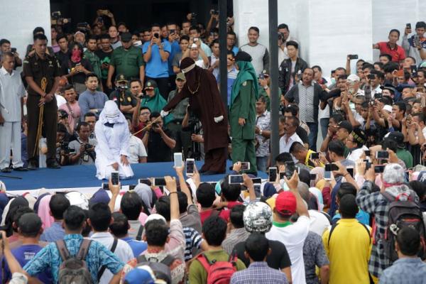 erpidana AP menjalani eksekusi hukuman cambuk di halaman Gedung Olah Seni Takengon, Aceh Tengah (Antara)