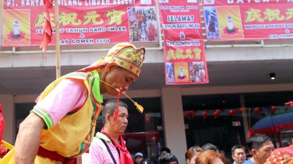 23 Tatung7 Pawai Tatung saat perayaan Cap Go Meh di Singkawang. (Foto: ANTARA)