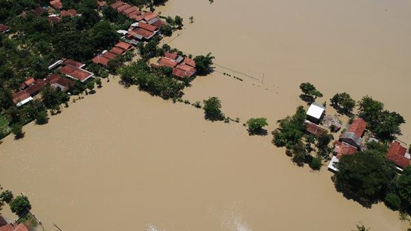 26 Banjir Pekalongan 3 Korban banjir di Pekalongan mengungsi di Masjid Pabrik Dupantex Desa Pacar Tirto, Jumat (21/2/2020). (Foto: iNews/Suryono)