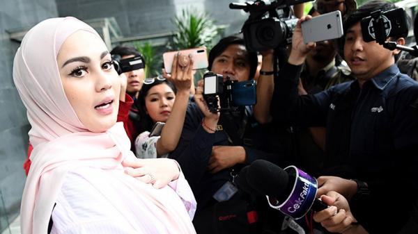 Artis cantik ternyata hobi bikin tato di tubuhnya. (Foto: dok iNews.id)
