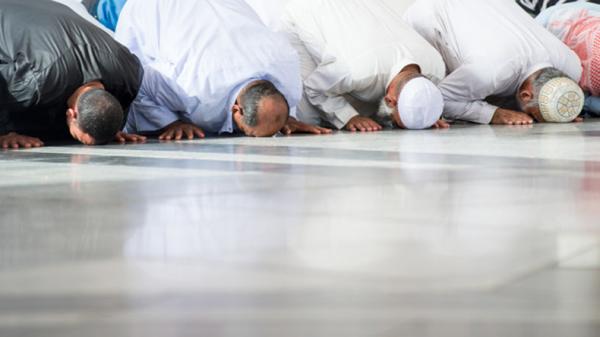 Bolehkah Shalat Isya Dulu Baru Maghrib? Ini Penjelasan Hukum dan Tata Caranya Menurut Syaikh Bin Baz