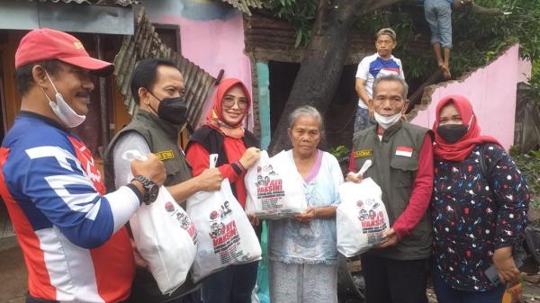Kader PDI Perjuangan Kota Cirebon Bantu Korban Angin Kencang