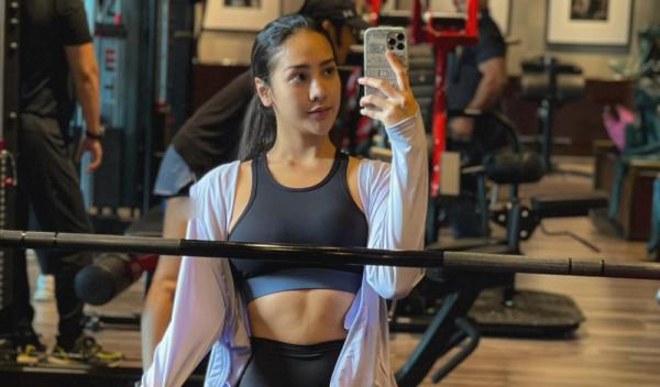 Anya Geraldine Tampil Seksi Pakai Bra Sport Hitam, Netizen: Meresahkan