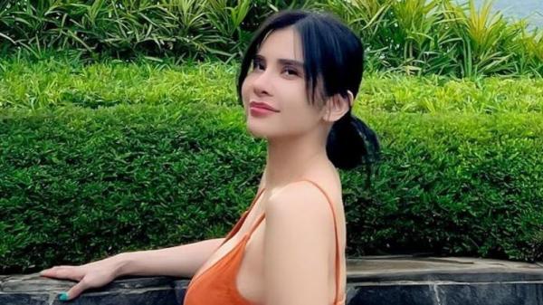 Bikin Melongo, Maria Vania Pamerkan Tato di Paha Sambil Nikmati Sunset