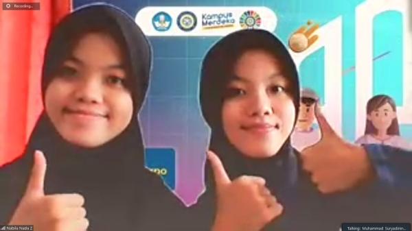Bikin Haru! Inilah Cerita Si Kembar Raih Golden Ticket Unair 2022