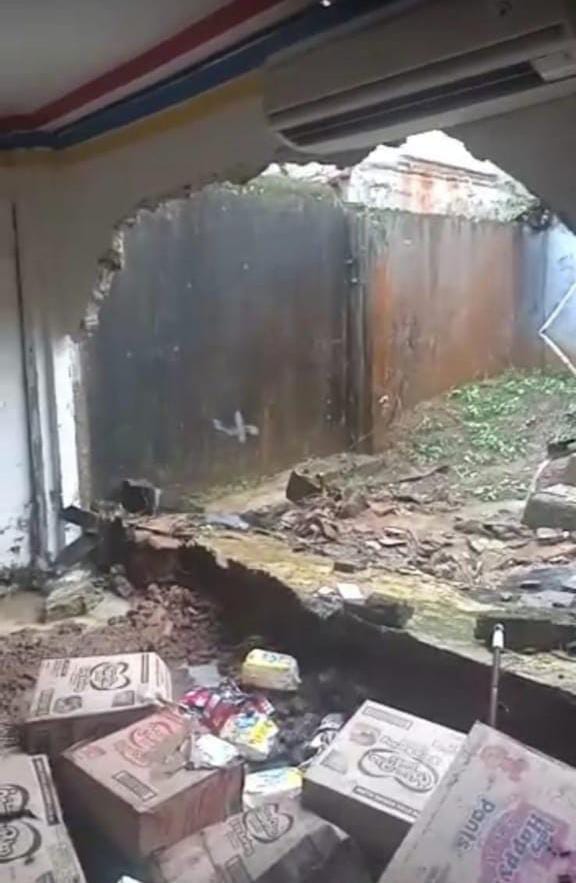 Hujan Deras, Indomaret Jebol dan Barang-barang Hanyut