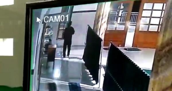 Seorang Pria Nekat Gasak Dua Kotak Amal Masjid di Tawangmangu, Aksi Pagi Buta Terekam Kamera CCTV