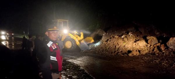 Tertutup Longsor, Jalan Menuju Wisata Gunung Luhur Terputus