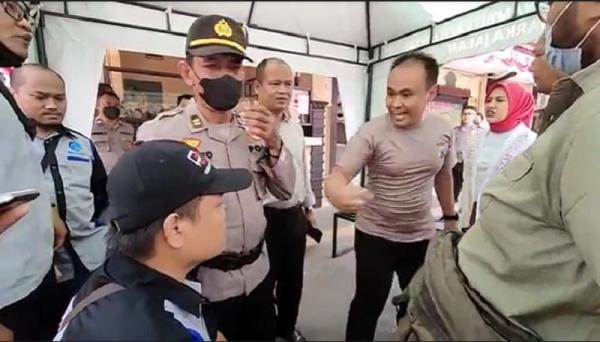 Tak Sengaja Sentuh Bagian Tubuh Istrinya, Perwira Polisi Marahi Wartawan