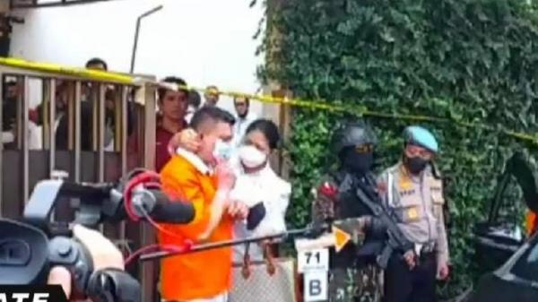 Rekonstruksi, Putri Candrawathi Pasangkan Masker ke Ferdy Sambo