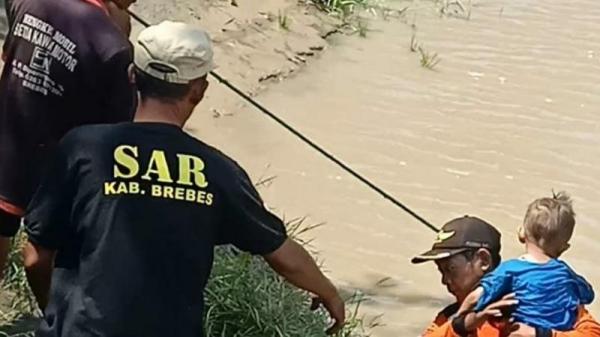 Becak Tertabrak Truk, Ibu dan Balita Nyemplung ke Sungai, Keduanya Selamat