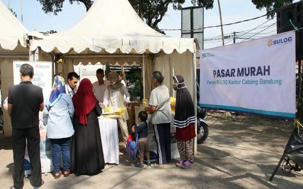 Warga Serbu Pasar Murah di Bandung, 100 Kg Telur Ludes Terjual