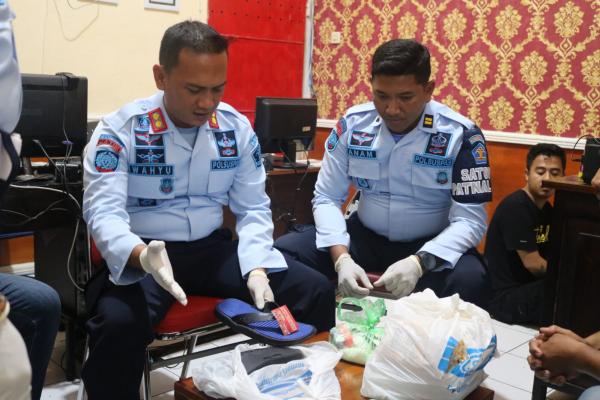 Pakai Jasa Ojek Online, Sabu Dikirim Pakai Sandal Jepit Berisi ke Lapas Banyuwangi