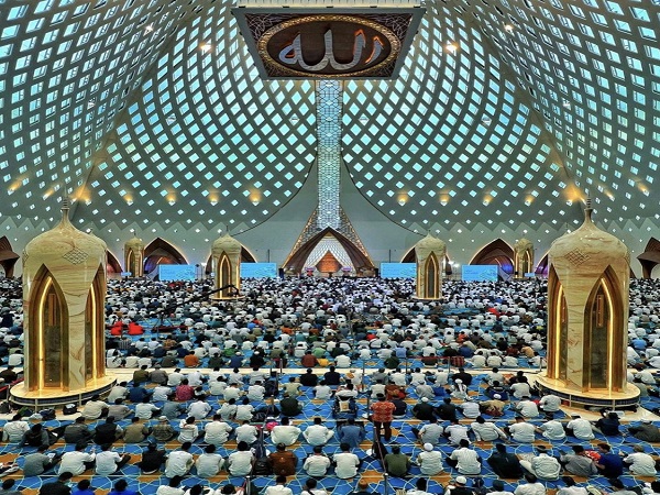 Idul Adha Jatuh di Hari Jumat, Apakah Salat Jumat Gugur? Ini Kata Ustadz Adi Hidayat