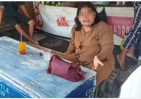 Kebangetan! Anaknya Disuruh Ngemis, Ibu Ini Malah Leha-Leha di Warung Sambil Nunggu Uang Setoran