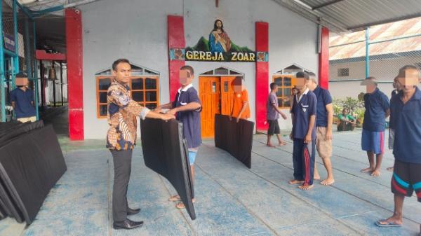 Peduli Warga Binaan, Lapas Kalabahi Serahkan 50 Unit Kasur Pengadaan Ditjenpas