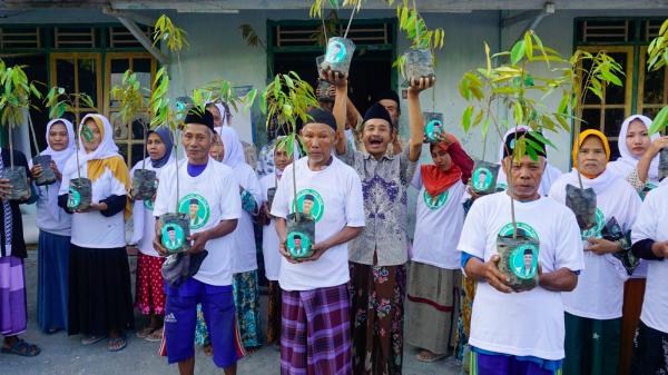 Siap Menanam Siap Menuai, Kiai Ganjar Hijaukan Pekarangan Rumah Warga Dengan 200 Pohon