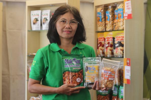Tien Mujiati, Sukses Berjualan Bumbu Rawon dan Brambang Goreng Hingga Australia dan Amerika
