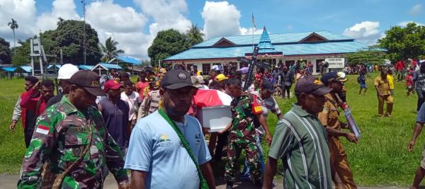 Isak Tangis Ratusan Warga Menjemput dan Melepas Jenazah Staf Distrik