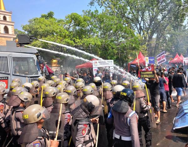 Aksi di Depan KPU Grobogan Ricuh, Dalmas dan Water Canon Dikerahkan Bubarkan Massa