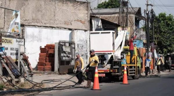 Bikin Semrawut Jalan Tole Iskandar, DPUPR Kota Depok Mulai Turunkan Kabel Udara