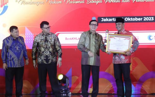 Kado Spesial Milangkala Ke-11, Sekretariat DPRD Pangandaran Raih JDIH Terbaik Ke 1 Nasional