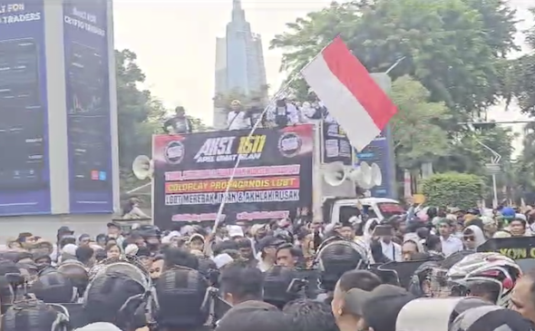 Konser Tinggal Beberapa Jam, Massa Tumplek Blek Demo Tolak Coldplay di Stadion GBK