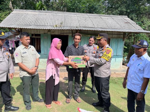 Angin Puting Beliung di Negeri Agung, Kapolres Way Kanan Salurkan Bansos ke Warga Terkena Musibah