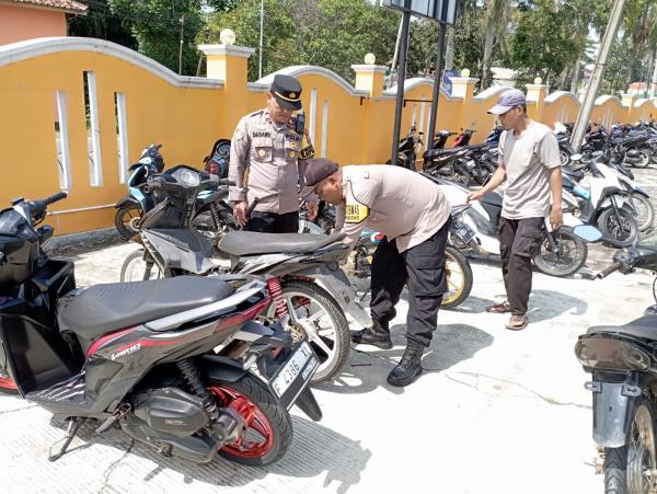 Polisi Razia Knalpot Brong di Parkiran SMAN 1 Sindangbarang Cianjur