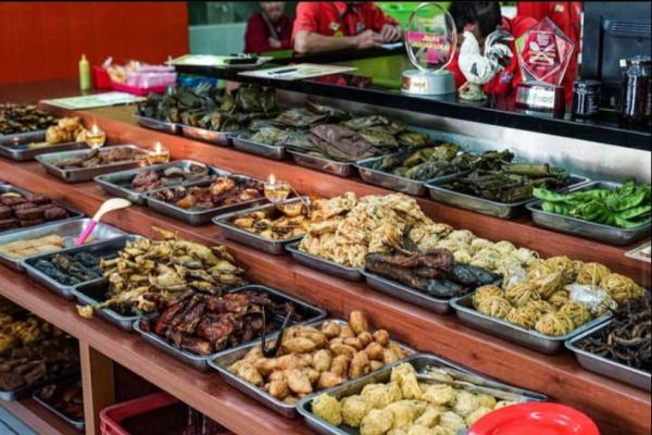 Bukan Sekadar Nostalgia, 5 Kuliner Legendaris Bandung Ini Masih Jadi Primadona