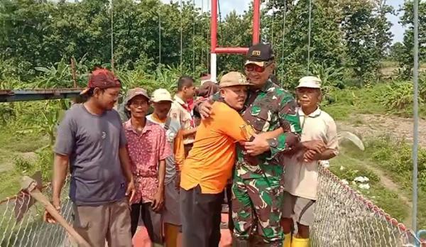 Momen Haru Warga Brebes Sujud Syukur dan Peluk Dandim di Atas Jembatan Gantung Merah Putih