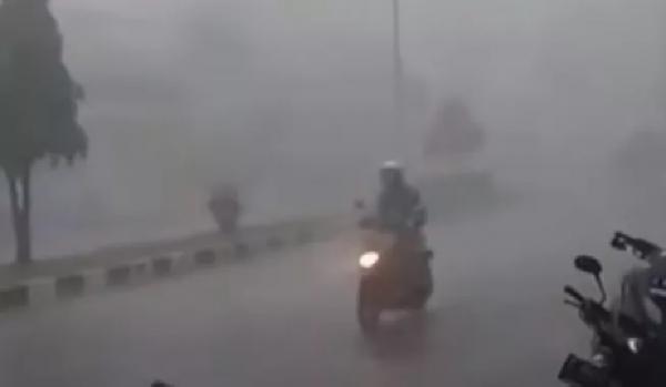 BMKG Peringatkan Angin Kencang dan Hujan Sedang dan Petir Landa Jawa Barat Hari Ini 