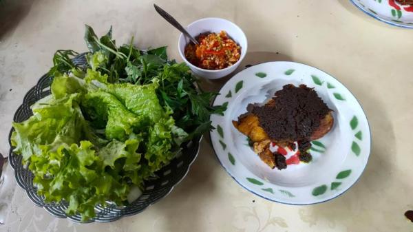 Menikmati Gurih Empuk  Bebek Bumbu Hitam Khas Resto Artomoro di Boyolali