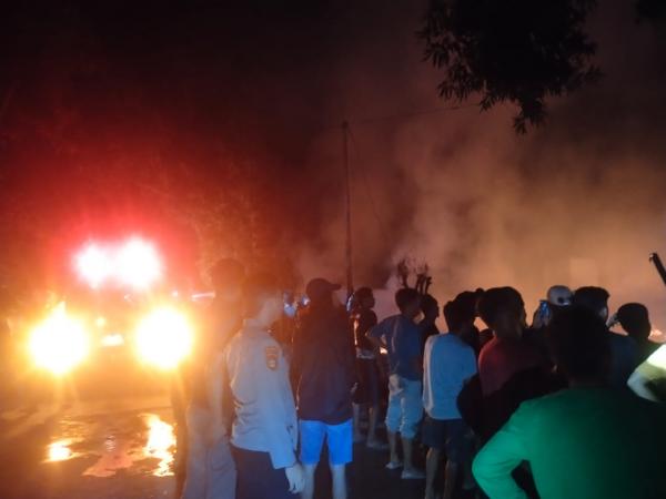 Polsek Tinambung Bergerak Cepat Kelokasi Kebakaran 3 Rumah. Penyebabnya Ulah Pria Gangguan Jiwa