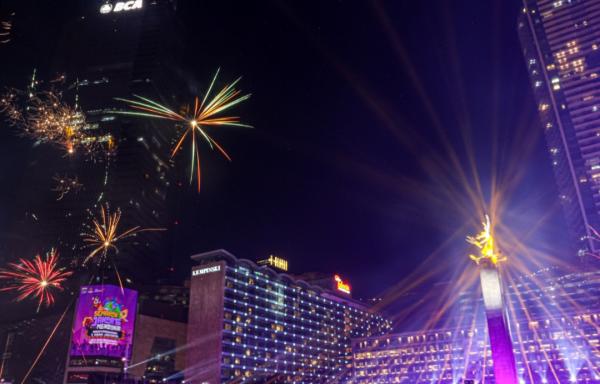 Antusias Masyarakat Padati Bundaran HI Untuk Melihat Pesta Kembang Api di Malam Tahun Baru 2025