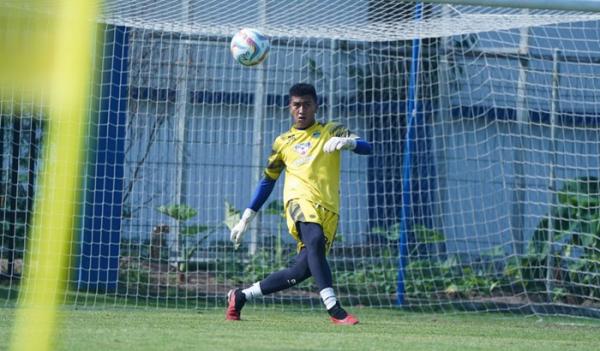 Kiper Muda Persib Fitrah Maulana Buka Suara soal Persaingan di Bawah Mistar