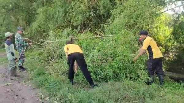 Kapolres Nganjuk Apresiasi Karya Bakti Polsek Rejoso dan Warga dalam Membersihkan Sungai di Mojoremb