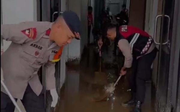 Pasca Banjir Bandang Danau Toba, Brimob Turun Tangan Bantu Korban, Bersihkan Material Lumpur