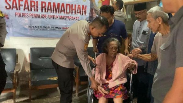 Berkah Ramadhan, Ibu Titi yang Sakit Tak Bisa Jalan Dapat Bantuan Kursi Roda dari Kapolres Pemalang