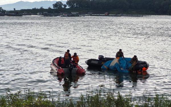 Parasut Tak Mengembang, Paralayang Bawa Wisatawan Jatuh di Waduk Gajah Mungkur