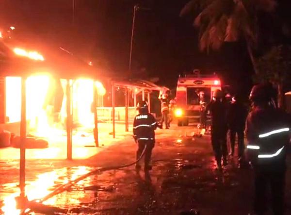 Toko Material di Pondok Cabe Tangsel Ludes Terbakar, Damkar Berjuang Evakuasi