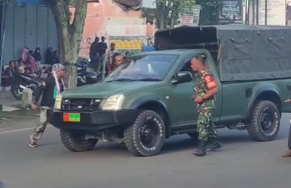 Viral Anggota Ormas Dobrak dan Tendang Pintu Mobil TNI, Begini Endingnya