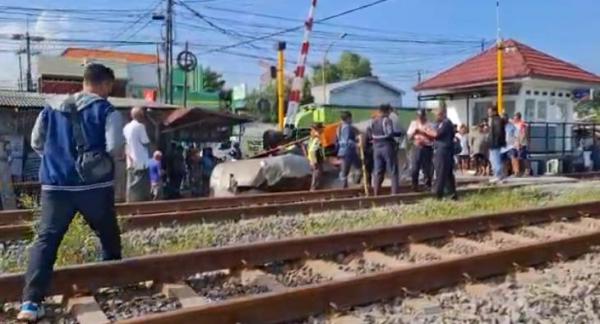 Kecelakaan Maut Truk Tangki Air Ditabrak Kereta, Sopir Tewas di Perlintasan Tanpa Penjaga