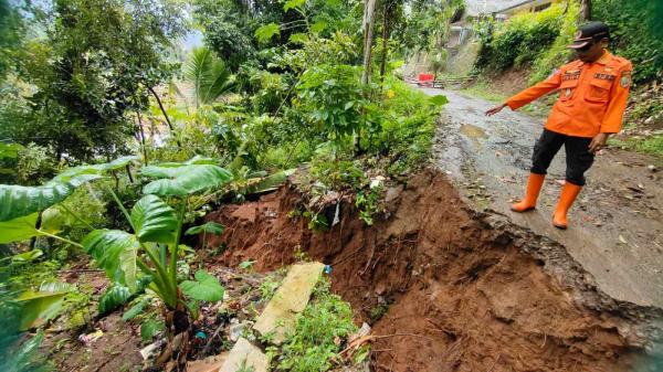 Jalan Desa Lumbung Ciamis Ambles, Akses Dua Dusun Terputus