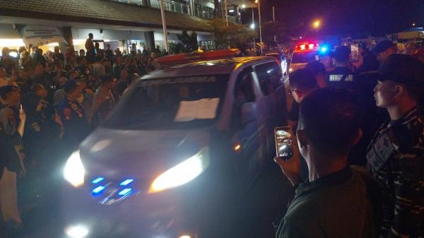 Tangis Haru Sambut Jenazah Korban KMP Tunu Pratama Jaya di Banyuwangi, Ini Identitasnya
