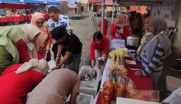 Warga Serbu Gerakan Pangan Murah Pemprov Sulsel di Makassar