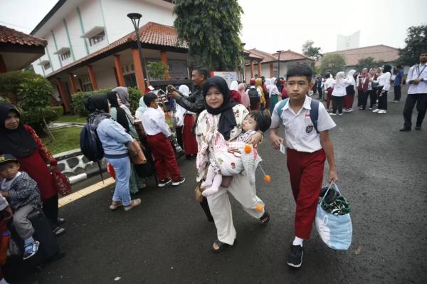 Potret Antusiasme Siswa Bersemangat Masuk Perdana di Sekolah Rakyat