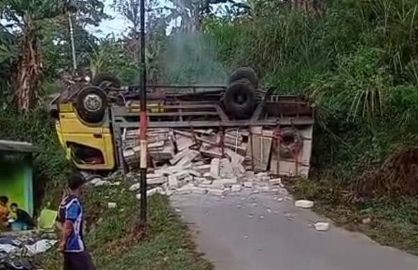 Truk Muatan Bata Terguling di Saguling Usai Ikuti Petunjuk Google Maps