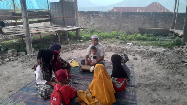 Menyusuri Lembah Perbukitan, Ustaz Sya'ban Rutin Mengajar Anak-Anak Tauhid di Pulau Samosir Sumut
