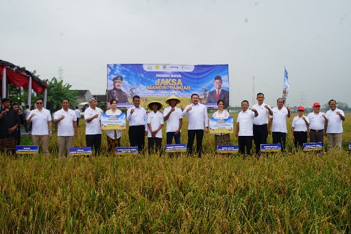 Manfaatkan Lahan Rampasan Negara 7 Hektare, Jaksa Agung dan Mentan Panen Raya di Tambun Utara